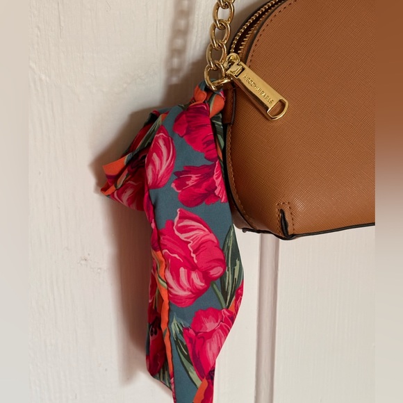 Steve Madden Crossbody Handbag with Detachable Scarf. FF60 - Picture 2 of 7